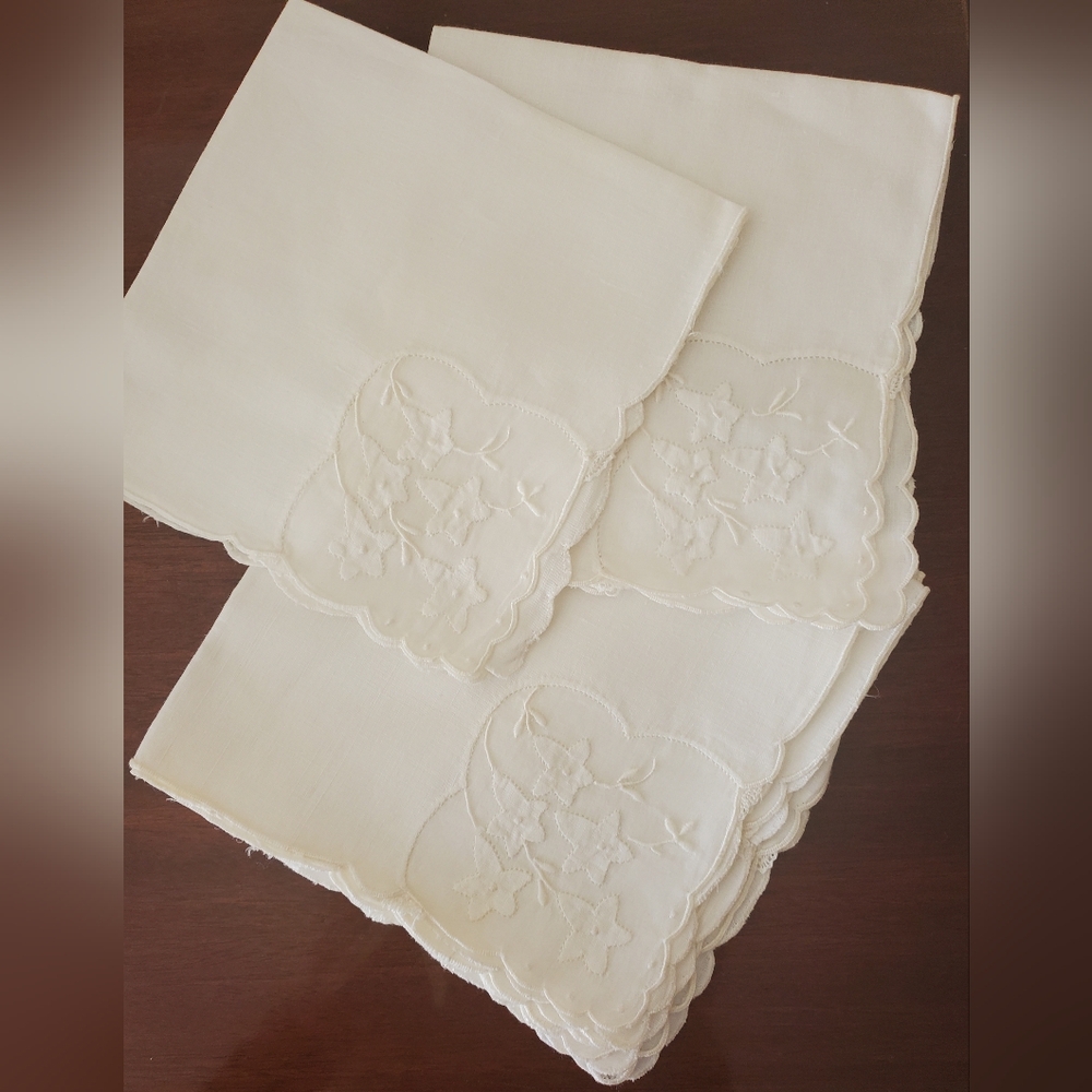 Truly Lovely Embroidered and Appliqued Cocktail/Tea Napkins (5)